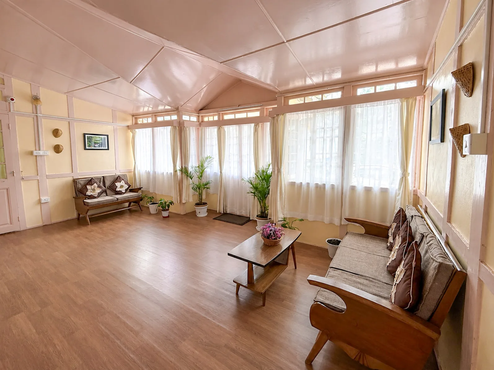 The bright shared lobby at OOtO Homestay.