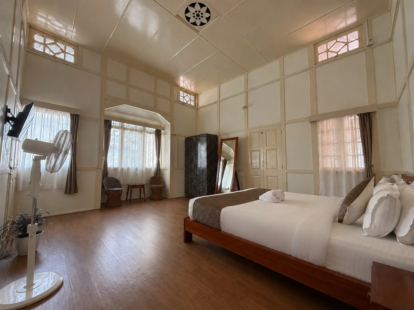 A corner view of Hometown Glory with its king bed and bay-window seating.