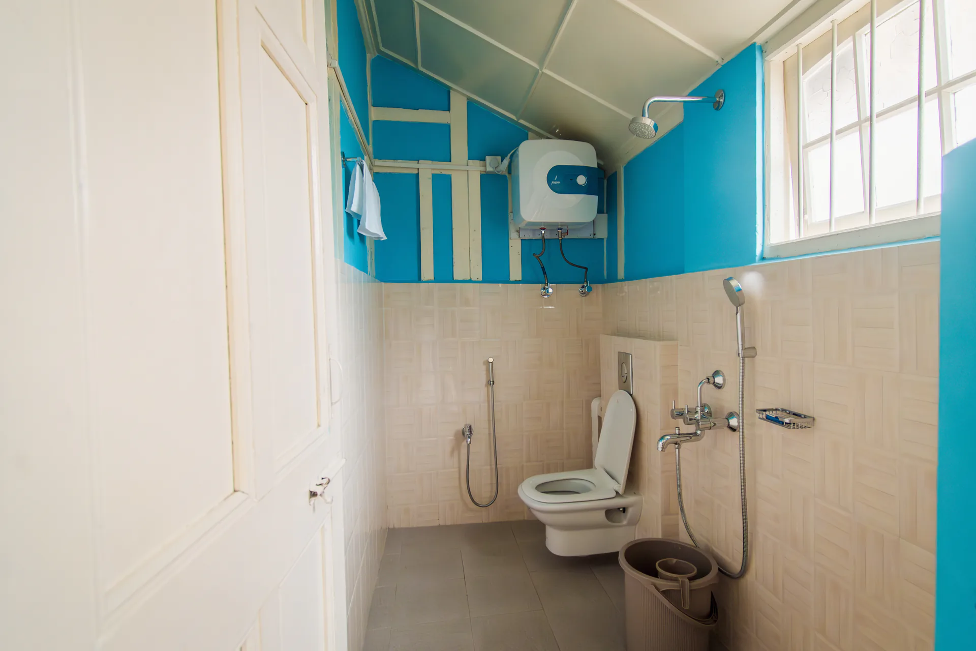 Wild Blue’s private blue-and-white bathroom.